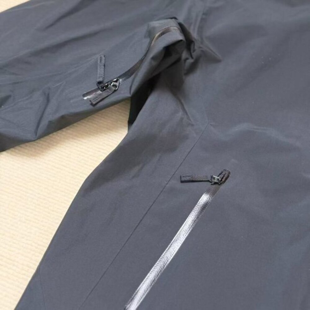 Arc'teryx Gore-Tex Black Windbreaker, Size L. - Picture 7 of 8
